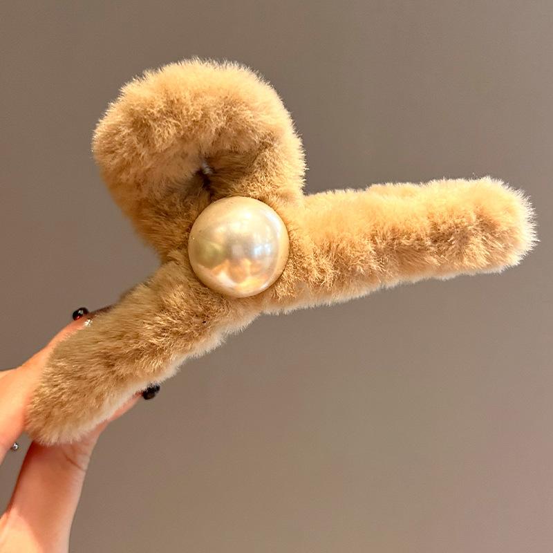 Autumn Winter Plush Pearl Hair Clip Women s Large Size Grab Back Of Head Internet Famous High-end Shark Headwear
Autumn Winter Plush Pearl Hair Clip Women s Large Size Grab Back Of Head Internet Famous High-end Shark Headwear
