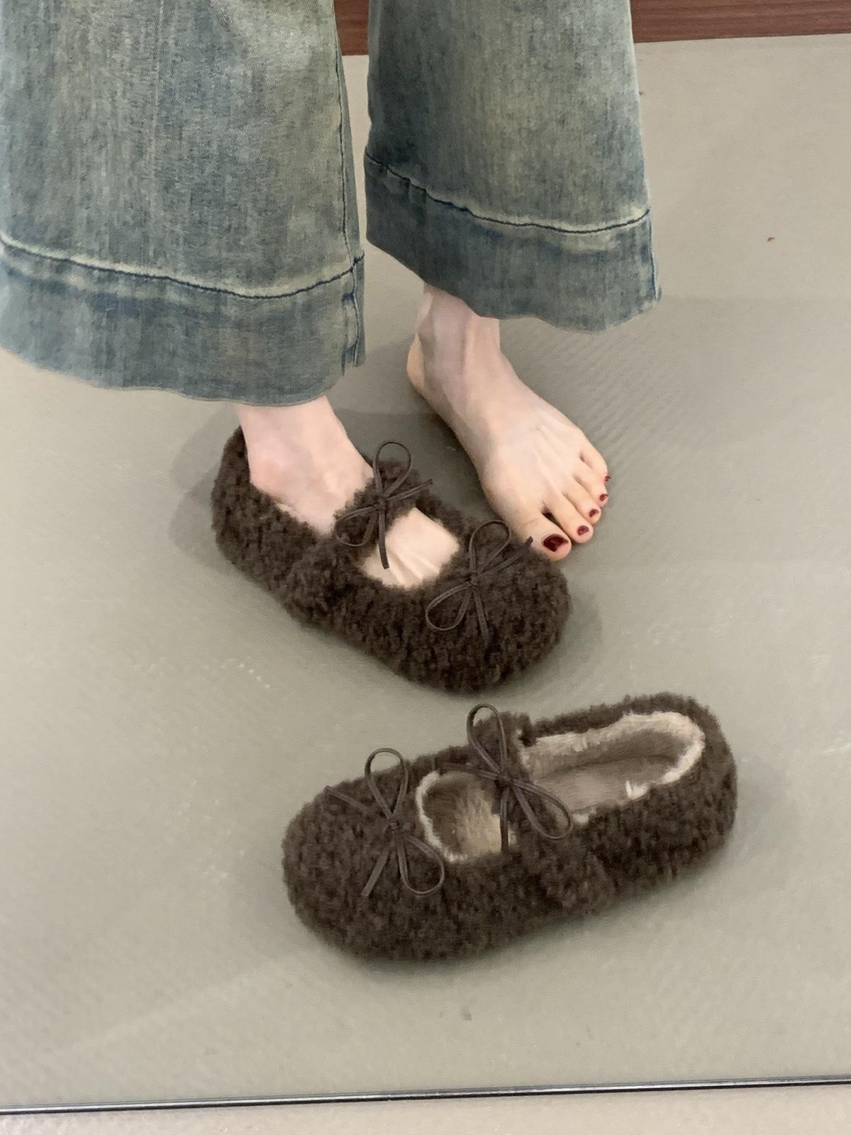With skirt fluffy shoes women wear winter French sweet bow warm Mary Jane shoes 40 темно-коричневого кольору
With skirt fluffy shoes women wear winter French sweet bow warm Mary Jane shoes 40 темно-коричневого кольору