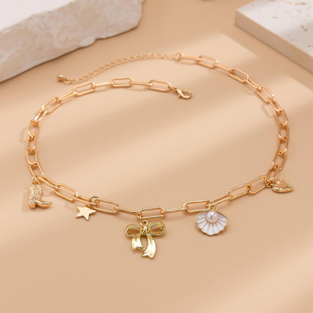 Ожерелье-цепочка с бантом и гребешком, искусственным жемчугом и вставками из сплава
Ожерелье-цепочка с бантом и гребешком, искусственным жемчугом и вставками из сплава