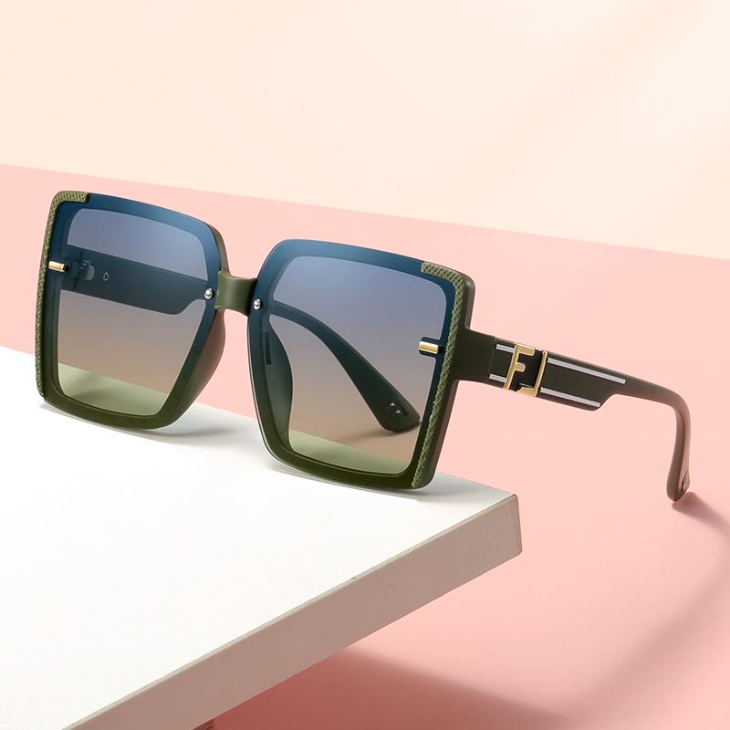 Stylish Women s Polarized HD Gradient Sunglasses - Large Frame, Anti-UV, Face Slimming.
Stylish Women s Polarized HD Gradient Sunglasses - Large Frame, Anti-UV, Face Slimming.