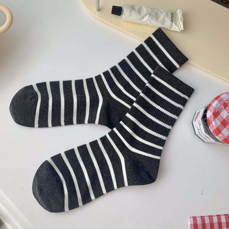 Winter and Autumn Striped Sports Stockings - Casual Trendy Academic Style Women s Stockings - Boneless Fine Combed Cotton Mid-Calf Stockings 1 pair темно-сірий колір
Winter and Autumn Striped Sports Stockings - Casual Trendy Academic Style Women s Stockings - Boneless Fine Combed Cotton Mid-Calf Stockings 1 pair темно-сірий колір