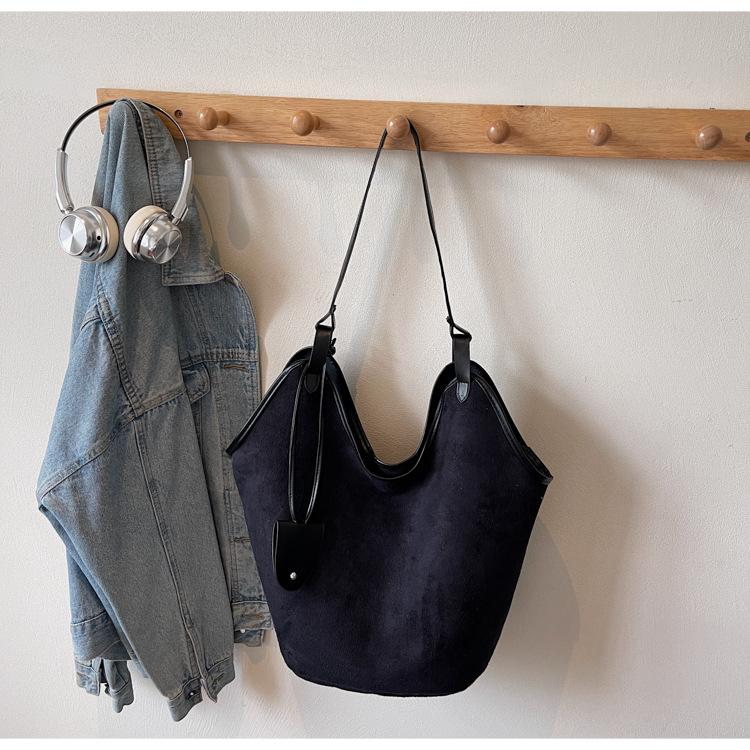 Suede matte autumn and winter shoulder bag new large-capacity tote bag contrasting color texture portable bag
Suede matte autumn and winter shoulder bag new large-capacity tote bag contrasting color texture portable bag