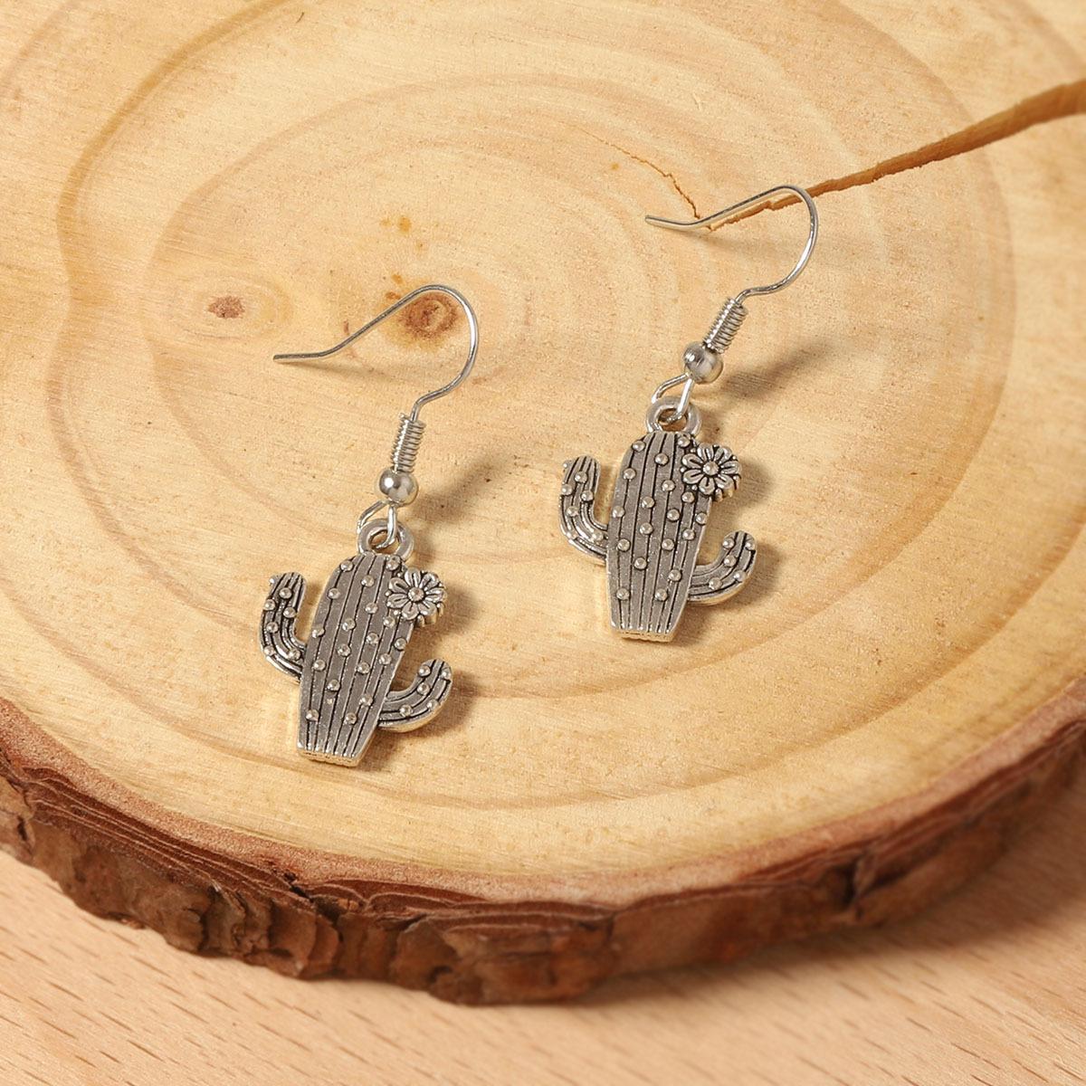Punk western cowboy style creative niche design sense vitality cactus ear hook earrings retro trend
Punk western cowboy style creative niche design sense vitality cactus ear hook earrings retro trend