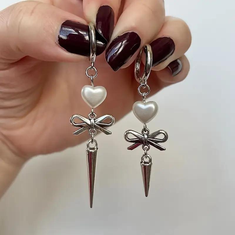 Temperament Goth Handmade Silver Color Bowknot Rivets Tassel Heart Pendant Asymmetry Dangle Earrings for Women Halloween Jewelry
Temperament Goth Handmade Silver Color Bowknot Rivets Tassel Heart Pendant Asymmetry Dangle Earrings for Women Halloween Jewelry