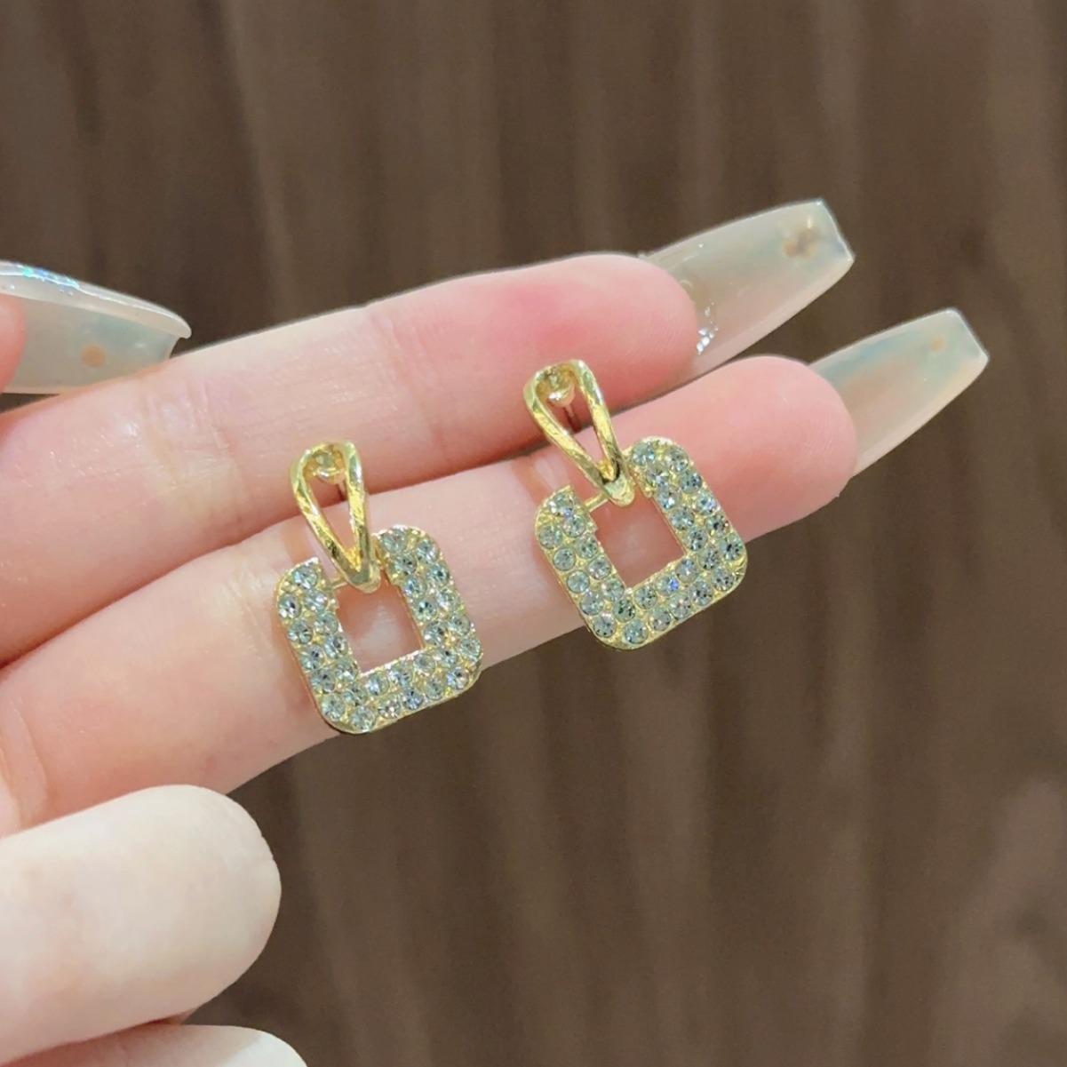 Simple Luxury Everyday Korean-Style Square Full Diamond Stud Earrings, 2020 Versatile Design.
Simple Luxury Everyday Korean-Style Square Full Diamond Stud Earrings, 2020 Versatile Design.