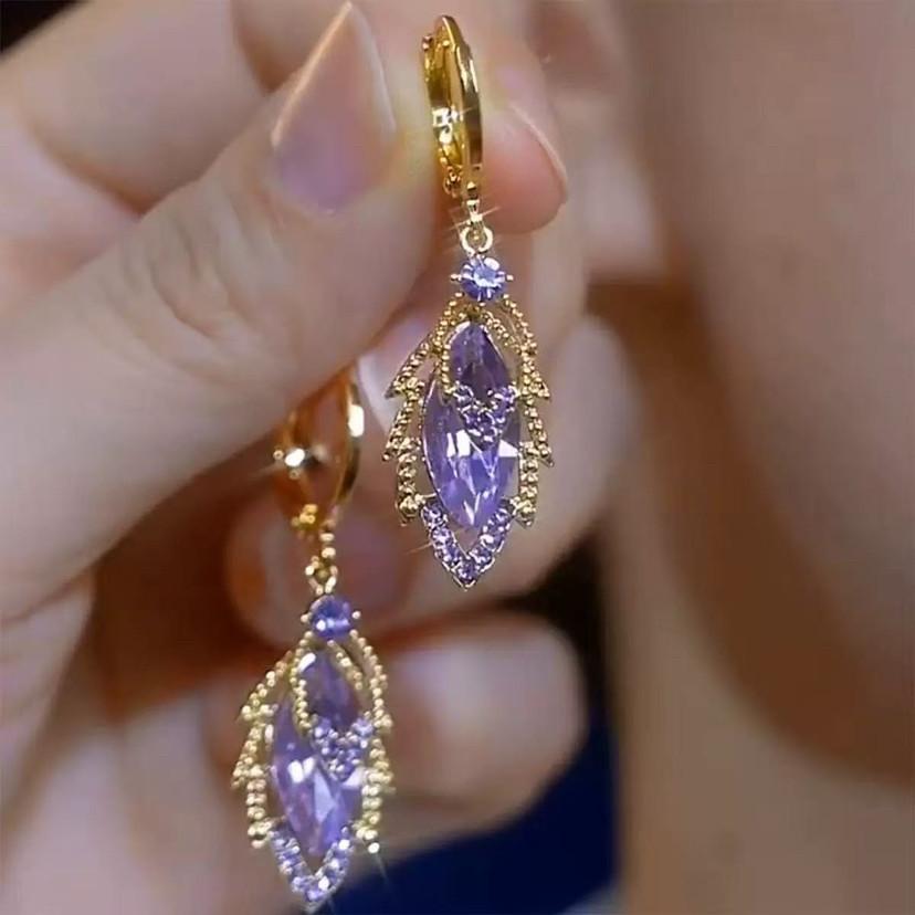 Niche New Elegant and High-end Red Leaf Earrings with A Feminine Temperament, Versatile and Fashionable, Popular and Trendy New Year s Earrings
Niche New Elegant and High-end Red Leaf Earrings with A Feminine Temperament, Versatile and Fashionable, Popular and Trendy New Year s Earrings