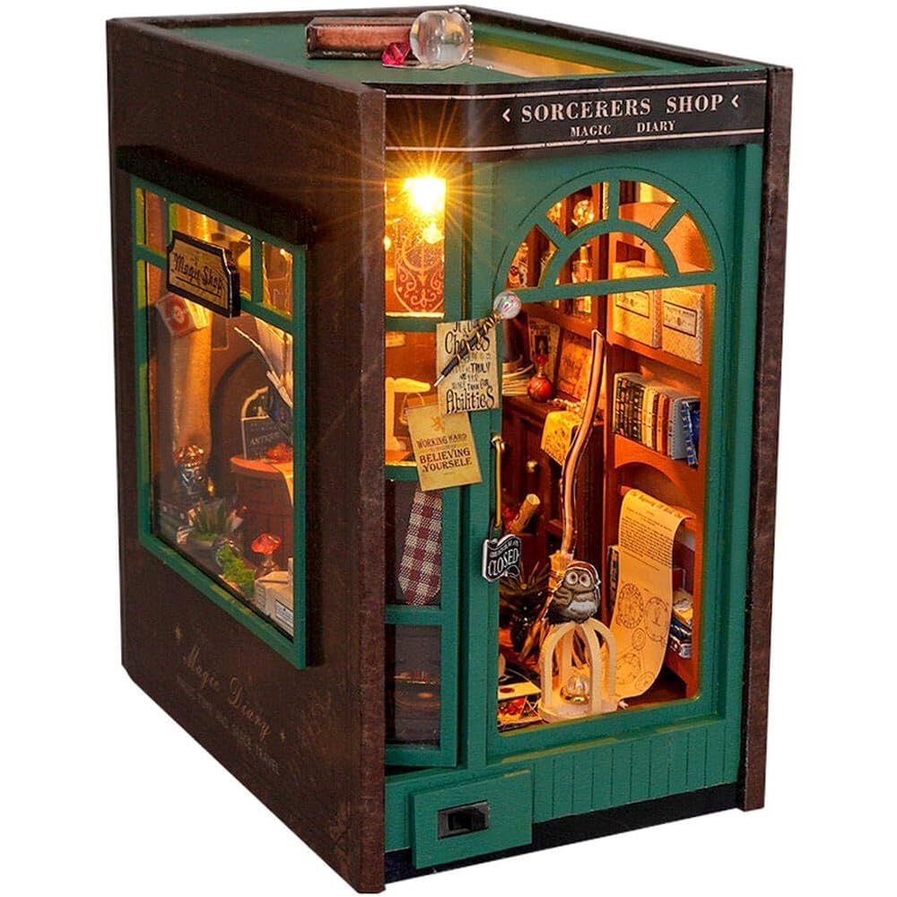 Moin Moin Miniature Dollhouse Kit Green Magic Shop with LED Light Paper Craft Bookend Retro Bakery
Moin Moin Miniature Dollhouse Kit Green Magic Shop with LED Light Paper Craft Bookend Retro Bakery