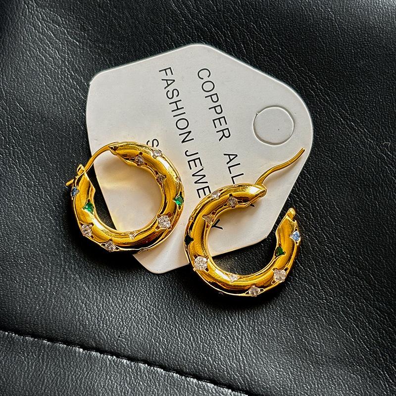 European and American retro gold A-grade zircon round circle earrings women s light luxury niche high-end delicate throwing sterling silver earrings
European and American retro gold A-grade zircon round circle earrings women s light luxury niche high-end delicate throwing sterling silver earrings