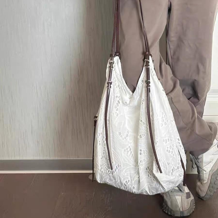 2024 Embroidered White Large-Capacity Hollow Shoulder Tote Handbag брудно-білий
2024 Embroidered White Large-Capacity Hollow Shoulder Tote Handbag брудно-білий