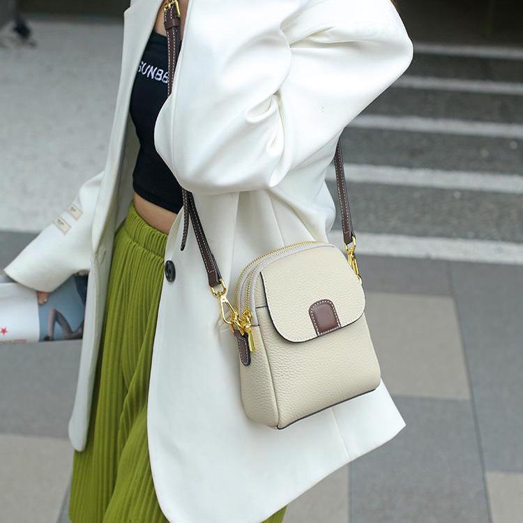 Genuine Leather Crossbody Phone Bag for Women, 2026 Style, Lightweight, Soft, High-End Mini Bag for Summer Fashion
Genuine Leather Crossbody Phone Bag for Women, 2026 Style, Lightweight, Soft, High-End Mini Bag for Summer Fashion