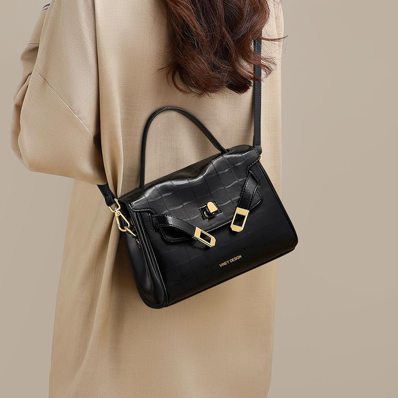 Black crocodile pattern small square bag texture handbag new popular messenger women s bag light luxury dating versatile bag чёрный
Black crocodile pattern small square bag texture handbag new popular messenger women s bag light luxury dating versatile bag чёрный