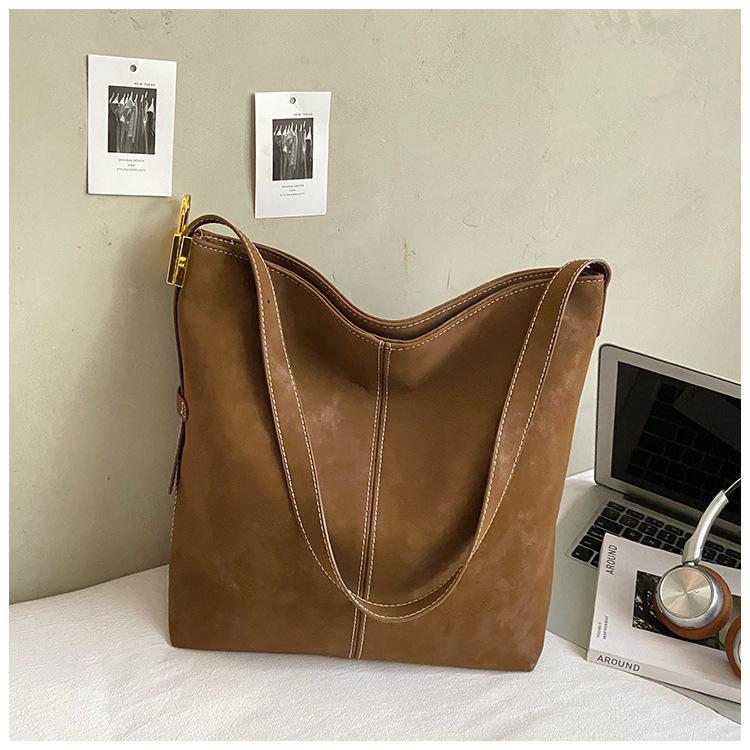 2025 новая сумка-тоут с ретро-текстурой, широкополосная наплечная сумка-мессенджер, модный зарубежный стиль, большая вместимость, большая сумка для通勤, женская коричневый