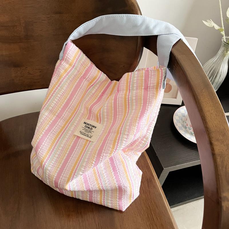 Pleated striped contrasting shoulder bag, fresh and versatile large-capacity canvas bag, student class bag ins women s bag
Pleated striped contrasting shoulder bag, fresh and versatile large-capacity canvas bag, student class bag ins women s bag