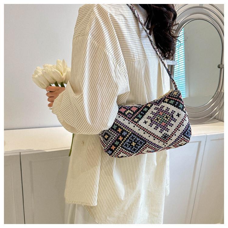 Stylish And Vintage 2023 Embroidered Pu Handbag For Women In Blue Red And Black чорний
Stylish And Vintage 2023 Embroidered Pu Handbag For Women In Blue Red And Black чорний