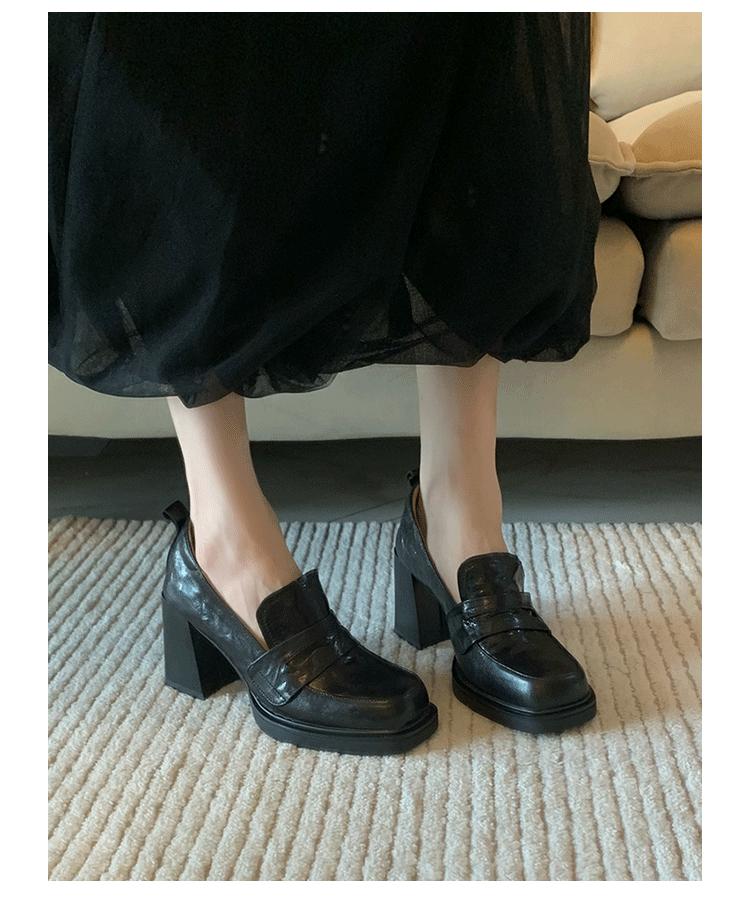 Новая ретро женская обувь на высоком каблуке, маленькие кожаные туфли, женские туфли на толстой подошве, с одним ремешком, на толстом каблуке 40 чёрный
Новая ретро женская обувь на высоком каблуке, маленькие кожаные туфли, женские туфли на толстой подошве, с одним ремешком, на толстом каблуке 40 чёрный