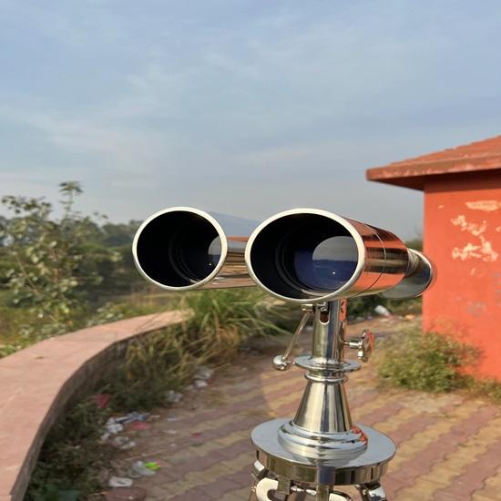 Replica 1920 s binoculars in silver chrome on adjustable nickel stand with high quality
Replica 1920 s binoculars in silver chrome on adjustable nickel stand with high quality