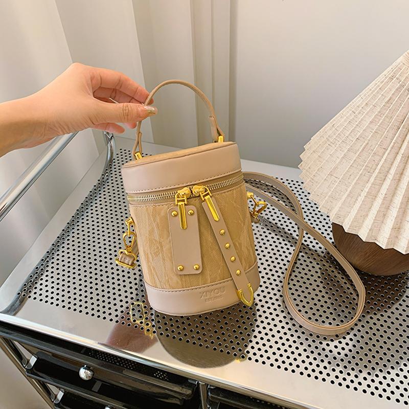 Женская сумка-ведро с мраморным принтом - стильная сумка через плечо из искусственной кожи с двумя молниями и съемным ремешком для повседневного использования.
Женская сумка-ведро с мраморным принтом - стильная сумка через плечо из искусственной кожи с двумя молниями и съемным ремешком для повседневного использования.