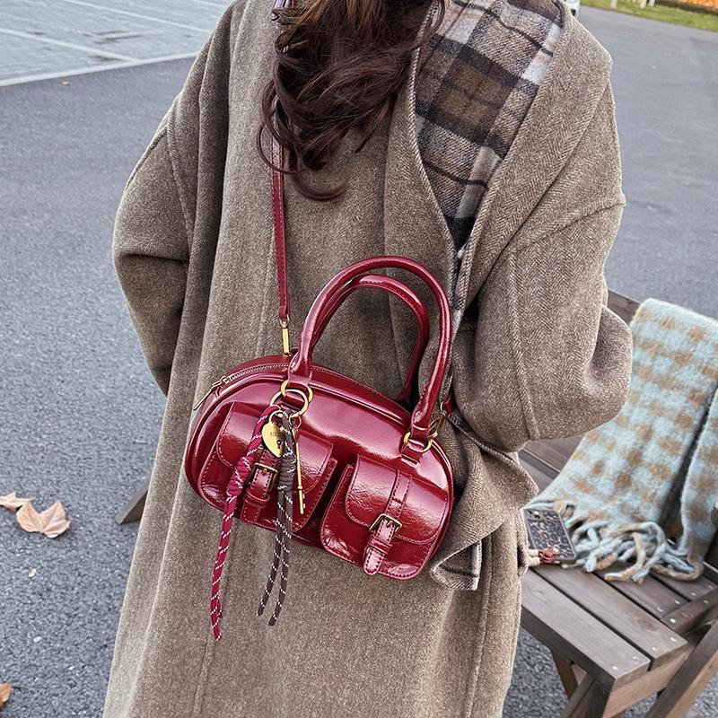 Small bag women s 2025 new winter women s bag versatile fashion shoulder messenger bag casual soft leather retro small square bag 24*10*13
Small bag women s 2025 new winter women s bag versatile fashion shoulder messenger bag casual soft leather retro small square bag 24*10*13