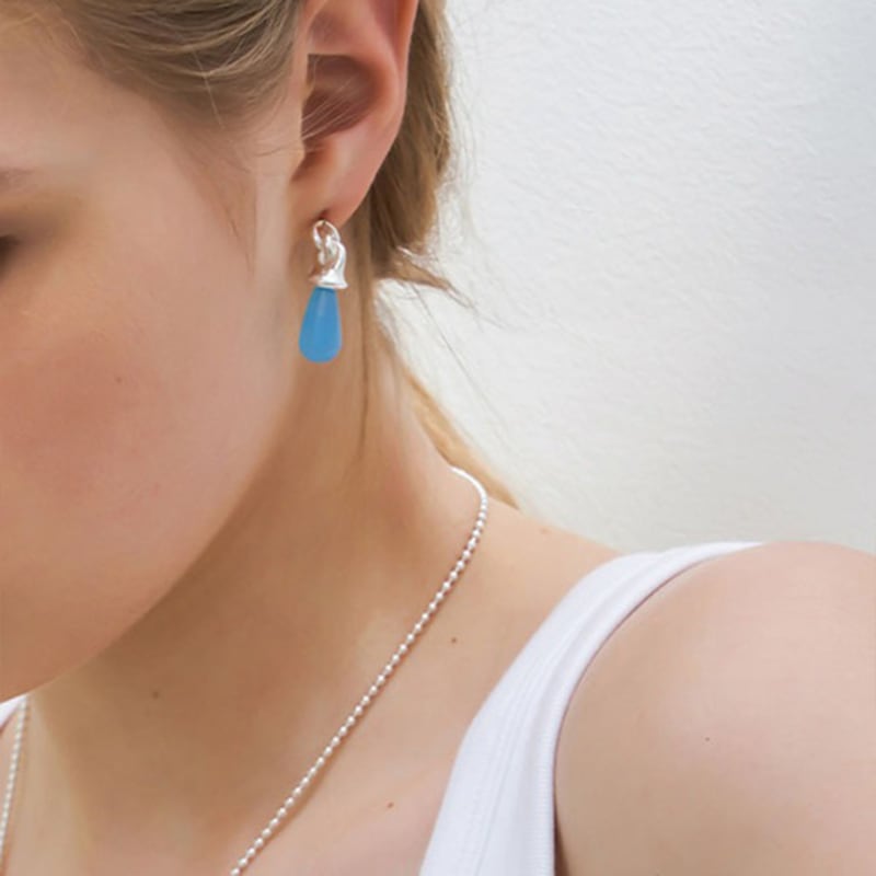 FLIT LUMP OF WATER DROP EARRING (BLUE) Silver
FLIT LUMP OF WATER DROP EARRING (BLUE) Silver