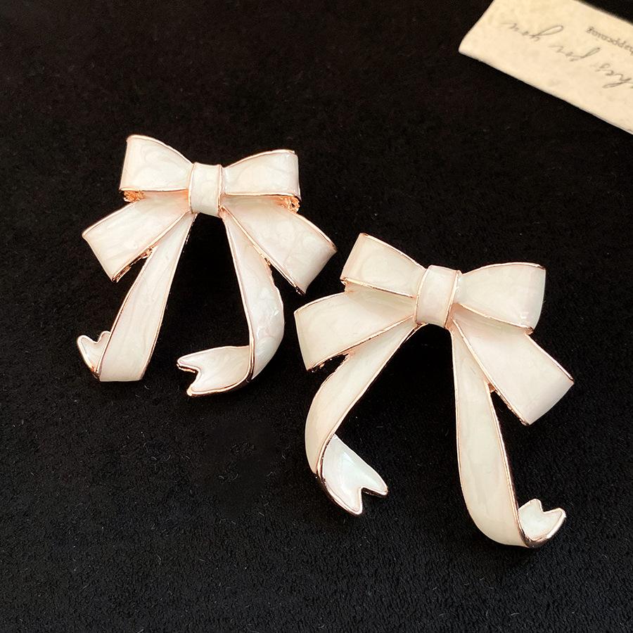 Silver needle dripping oil bow pendant earrings autumn and winter retro sweet gentle temperament earrings niche high-end earrings
Silver needle dripping oil bow pendant earrings autumn and winter retro sweet gentle temperament earrings niche high-end earrings