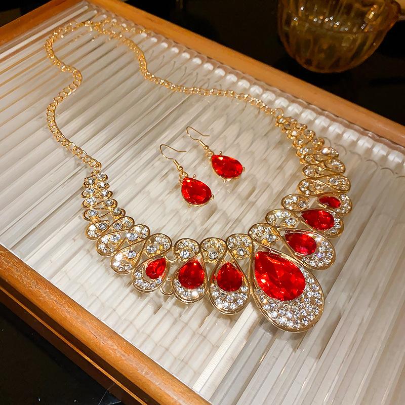 Diamond water drop earrings necklace two-piece set, European and American niche high-end collarbone chain exaggerated design jewelry
Diamond water drop earrings necklace two-piece set, European and American niche high-end collarbone chain exaggerated design jewelry