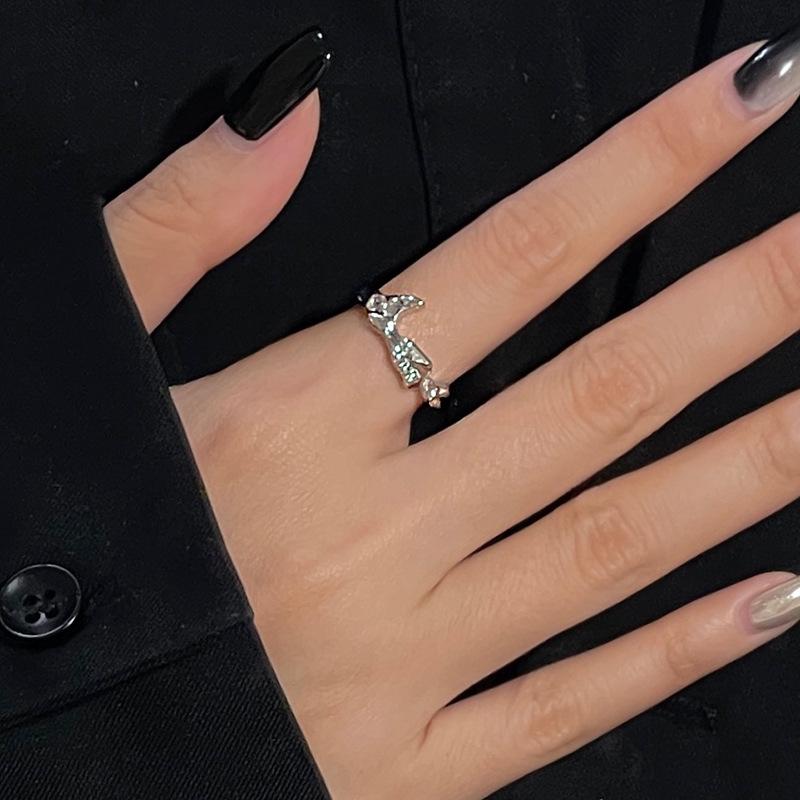 Niche Open Ring Female Zircon Irregular Personality French Folds Advanced Sense Design Sense Index Finger Ring Adjustable opening
Niche Open Ring Female Zircon Irregular Personality French Folds Advanced Sense Design Sense Index Finger Ring Adjustable opening