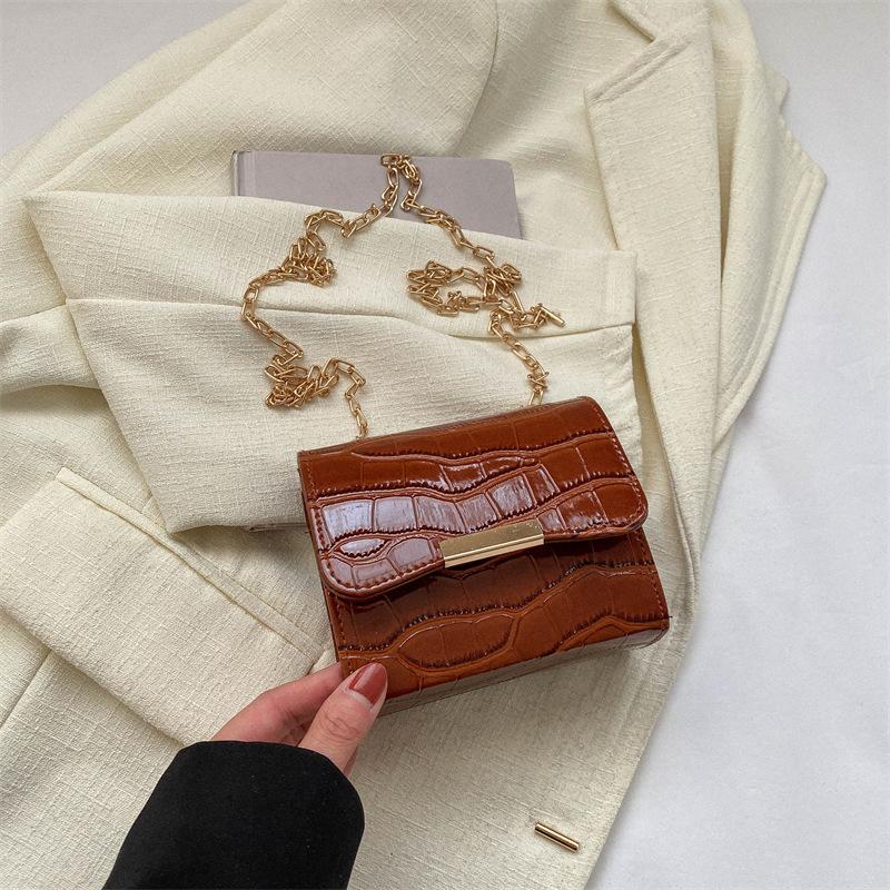Простая текстурная сумка-мессенджер, маленькая квадратная сумка, женская сумка, новая 2025, корейская версия, лакированная, с крокодиловым узором, на плечо, подмышку, сумка-цепочка коричневый
Простая текстурная сумка-мессенджер, маленькая квадратная сумка, женская сумка, новая 2025, корейская версия, лакированная, с крокодиловым узором, на плечо, подмышку, сумка-цепочка коричневый