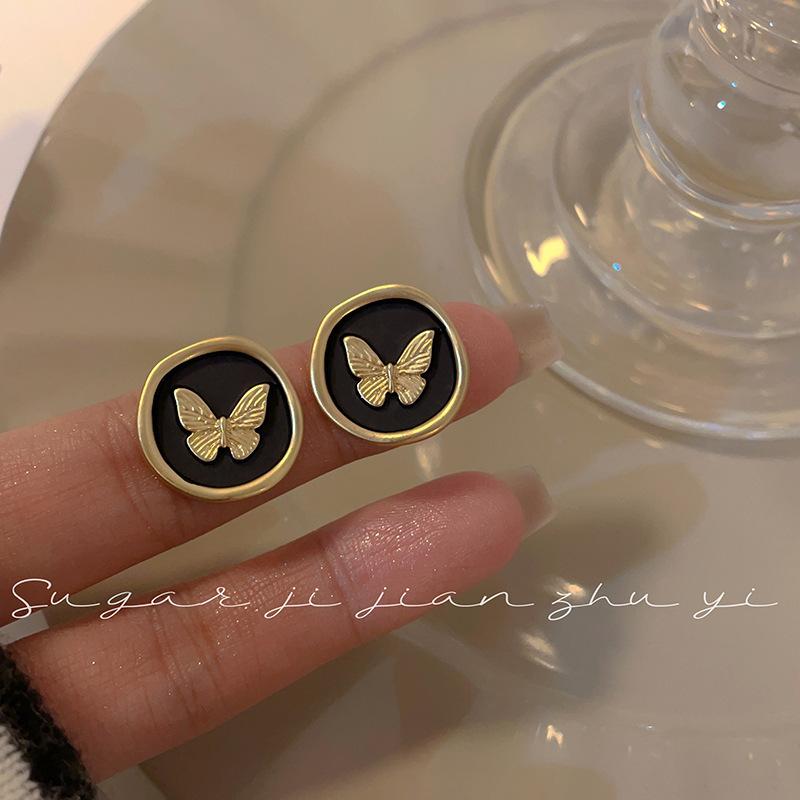 S silver needle retro butterfly stud earrings for women s new niche design sense, autumn and winter black earrings for women s high sense
S silver needle retro butterfly stud earrings for women s new niche design sense, autumn and winter black earrings for women s high sense