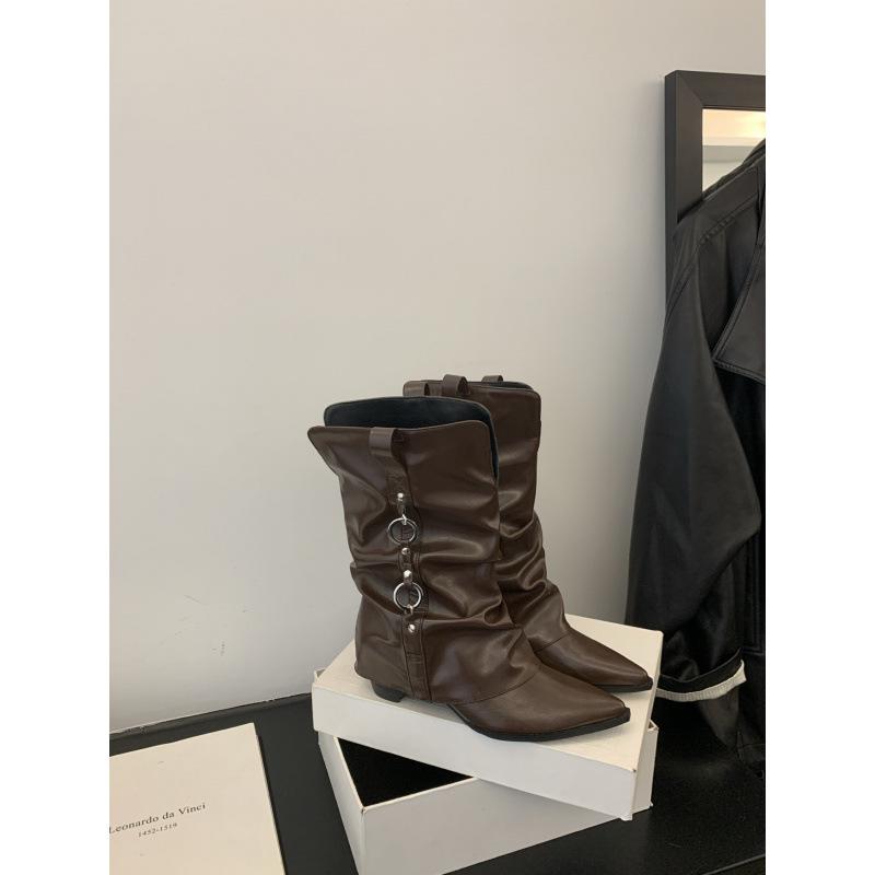 Soft leather version~ thick heel trouser boots 2025 autumn and winter new Spice Girl style pointed metal buckle wrinkled short boots 40 темно-коричневого кольору
Soft leather version~ thick heel trouser boots 2025 autumn and winter new Spice Girl style pointed metal buckle wrinkled short boots 40 темно-коричневого кольору