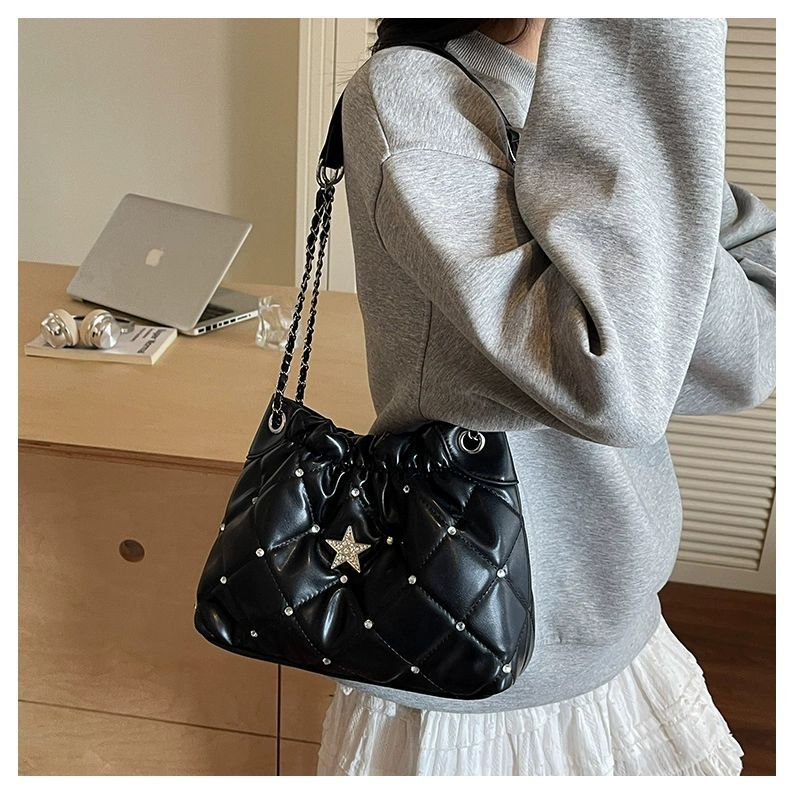 Style Bag Women s Fashionable All-matching Rhomboid Chain Shoulder Slicker Bucket 26x9x20 чорний
Style Bag Women s Fashionable All-matching Rhomboid Chain Shoulder Slicker Bucket 26x9x20 чорний