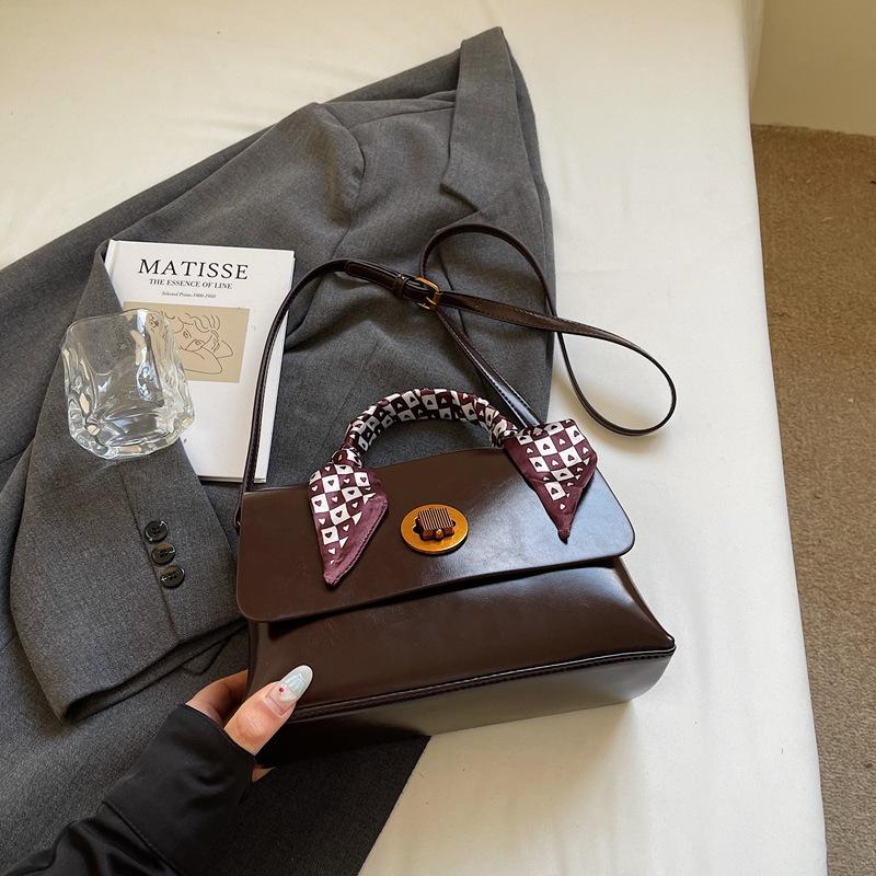 Маленькая сумка женская модная универсальная новая ретро сумка через плечо, сумка-мессенджер, простая ручная маленькая квадратная сумка
Маленькая сумка женская модная универсальная новая ретро сумка через плечо, сумка-мессенджер, простая ручная маленькая квадратная сумка