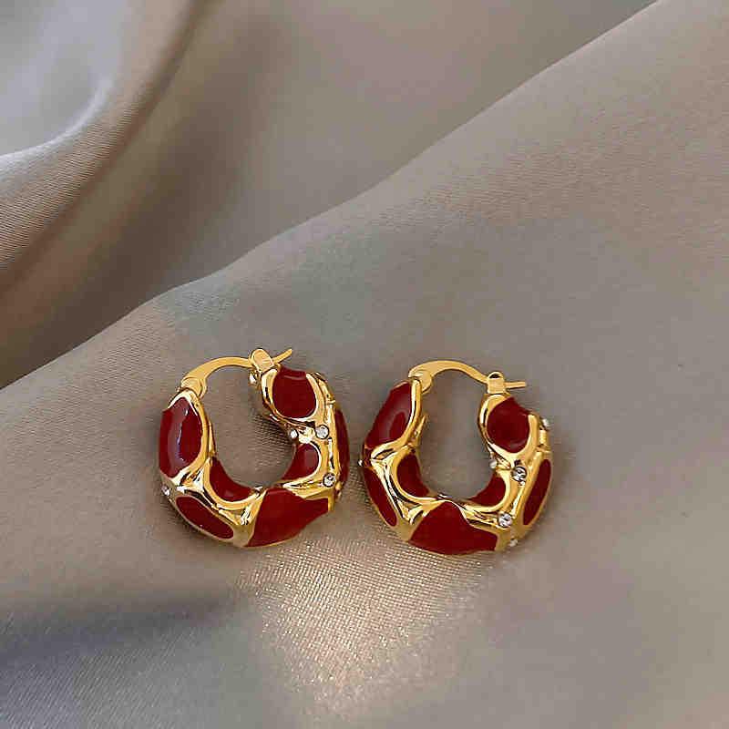 Срібні сережки-пусети у вигляді ретро геометричного серця на осінь/зиму - Розкішний дизайн з червоною намистиною для жінок
Срібні сережки-пусети у вигляді ретро геометричного серця на осінь/зиму - Розкішний дизайн з червоною намистиною для жінок