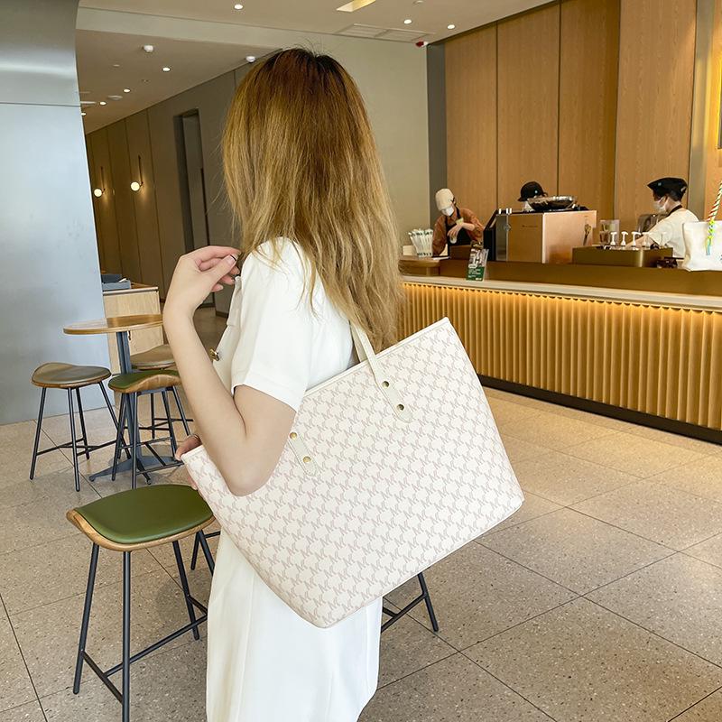 Hot Selling 2024 Women s Trendy Large Capacity Tote Bag - Versatile Shoulder and Handheld Styles чорний
Hot Selling 2024 Women s Trendy Large Capacity Tote Bag - Versatile Shoulder and Handheld Styles чорний