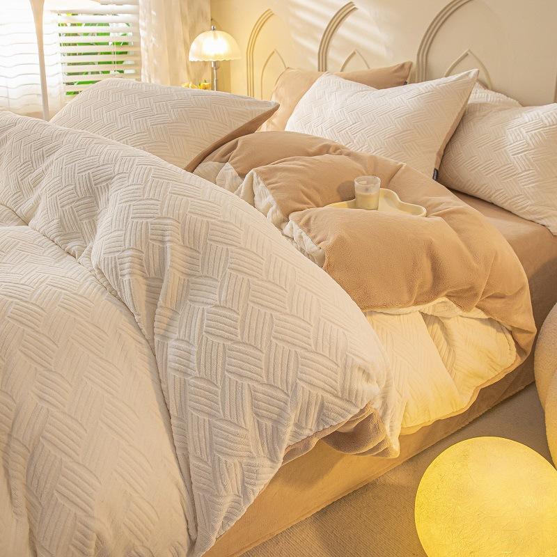 Зимний утолщенный и теплый резной молочный бархатный комплект из четырех предметов с тяжелым, полностью матовым коралловым бархатным детским пододеяльником, пододеяльником
Зимний утолщенный и теплый резной молочный бархатный комплект из четырех предметов с тяжелым, полностью матовым коралловым бархатным детским пододеяльником, пододеяльником