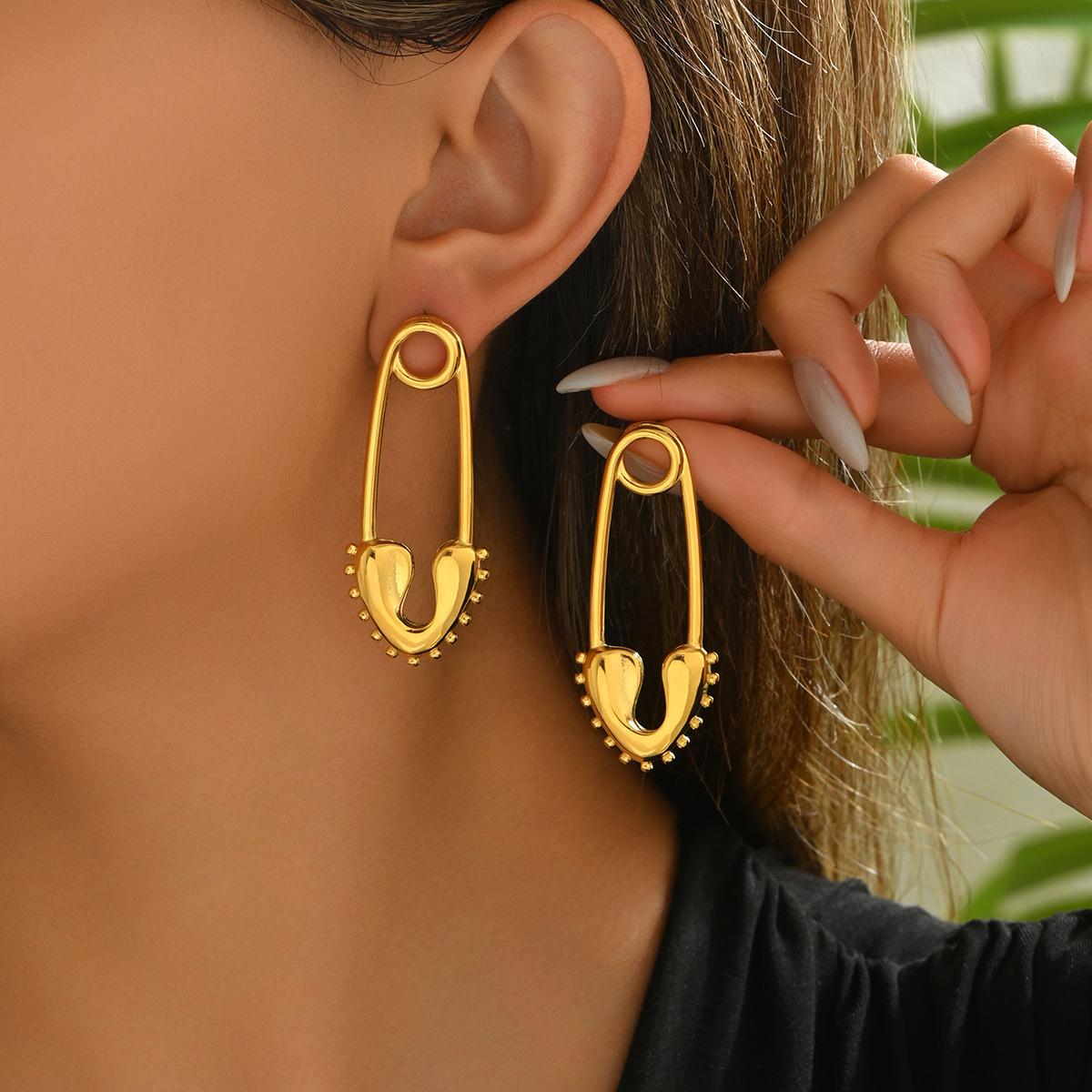 Women s Earrings Versatile Heart Pin Design Geometric Studs Light Luxury Ear Jewelry AEH70224.
Women s Earrings Versatile Heart Pin Design Geometric Studs Light Luxury Ear Jewelry AEH70224.