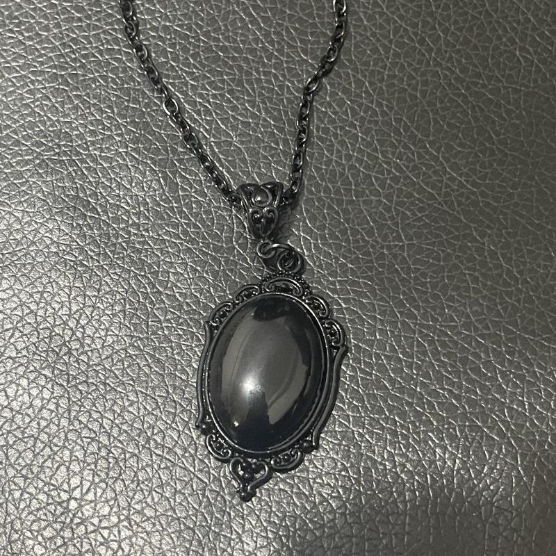 Vintage Style Oval Pendant Necklace with Intricate Metal Frame and Chain Suitable for Various Occasions and Daily Wear One Size
Vintage Style Oval Pendant Necklace with Intricate Metal Frame and Chain Suitable for Various Occasions and Daily Wear One Size
