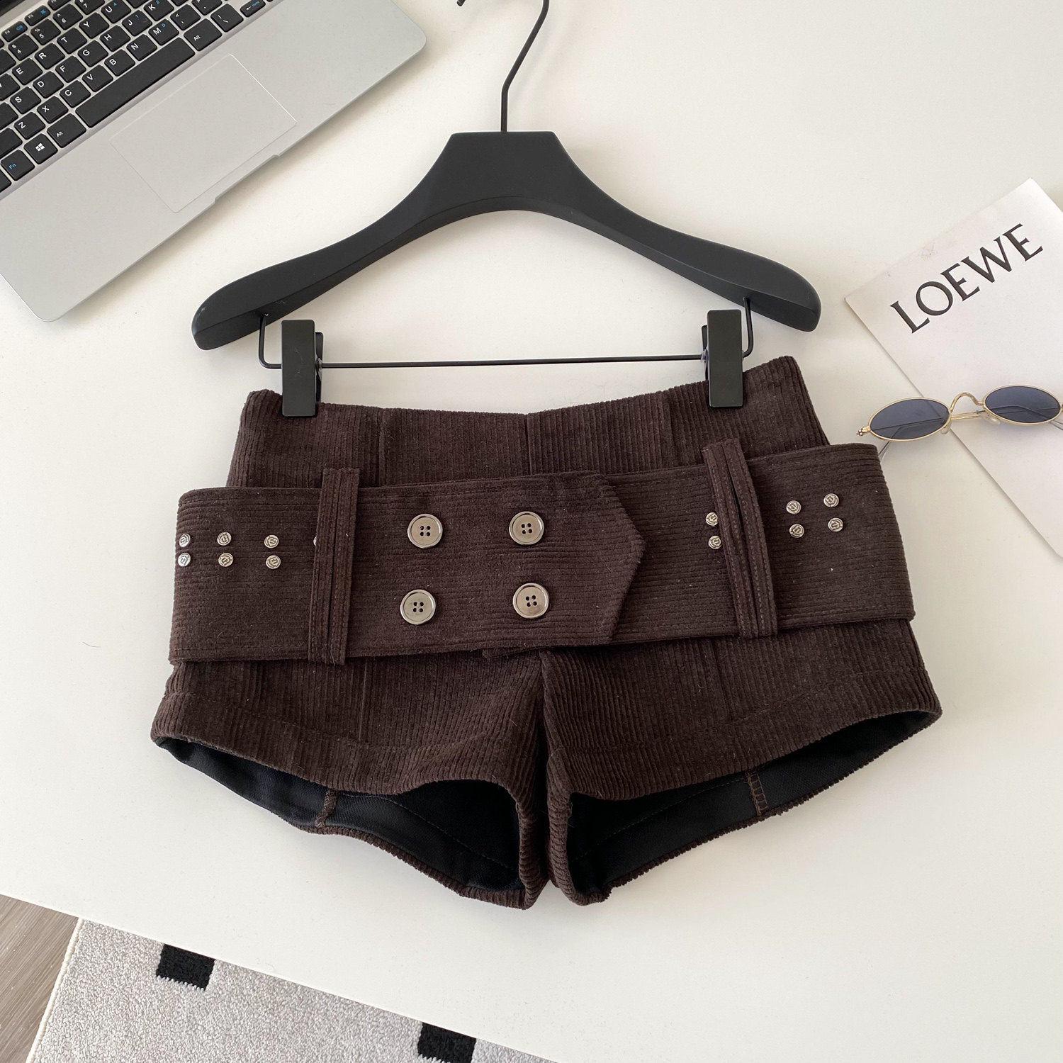 American Retro Low-Waist Corduroy Belted Shorts for Women - Autumn/Winter Fashion M
American Retro Low-Waist Corduroy Belted Shorts for Women - Autumn/Winter Fashion M