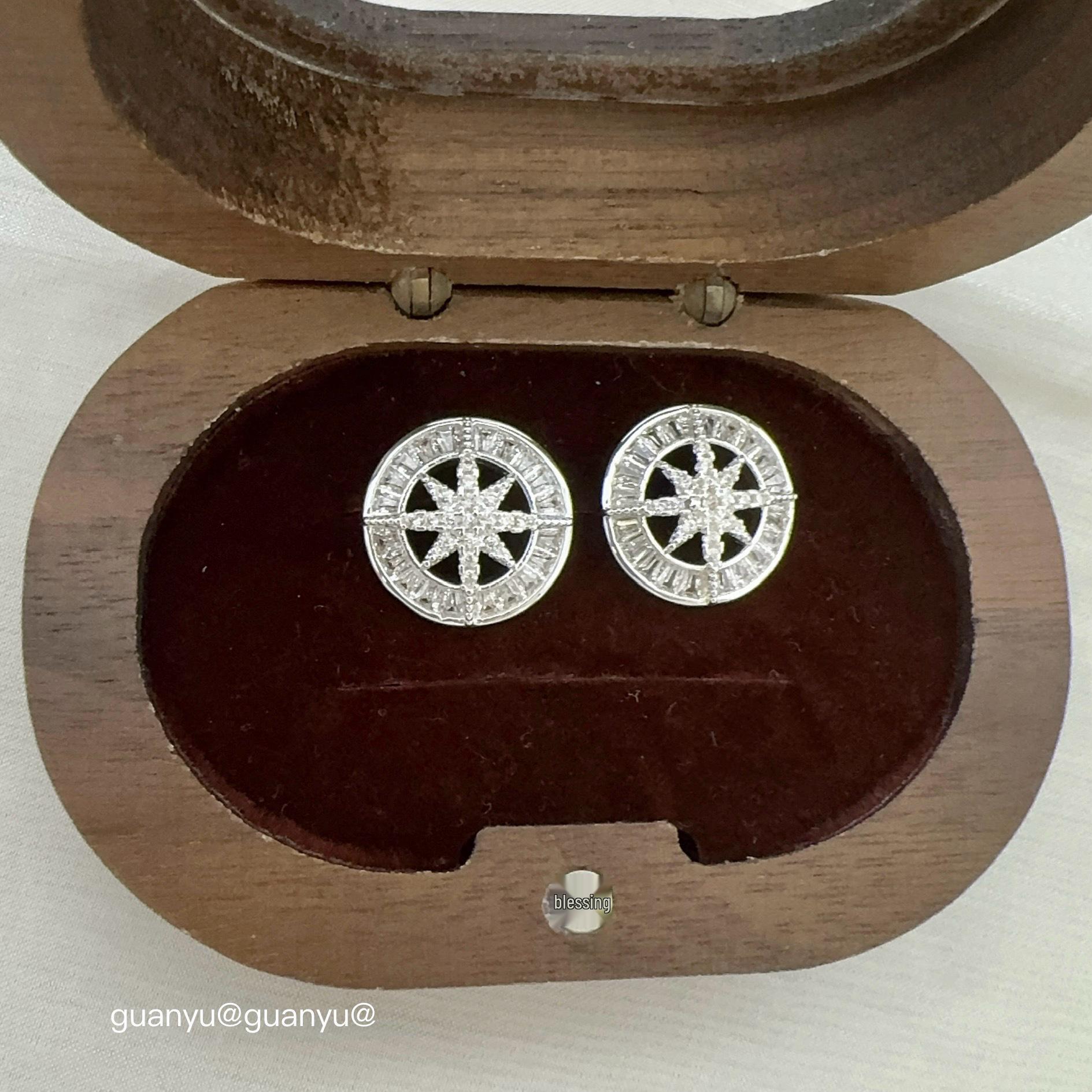 Изысканные серьги-пусеты с микро-паве в виде восьмиконечной звезды: Женская роскошная мода с высококлассной универсальной элегантностью.
Изысканные серьги-пусеты с микро-паве в виде восьмиконечной звезды: Женская роскошная мода с высококлассной универсальной элегантностью.