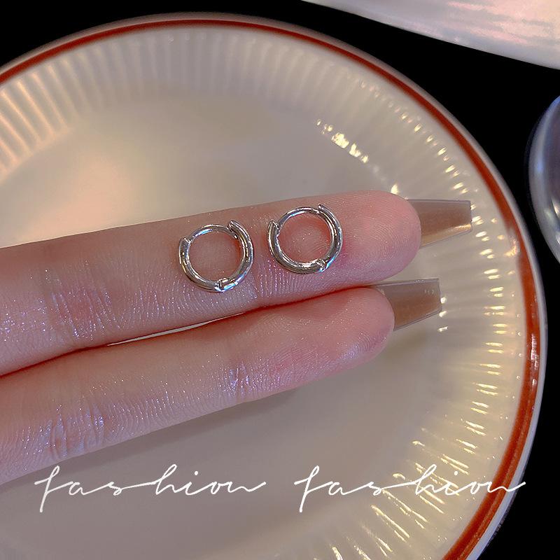 S925 silver needle, small and simple smooth earring design, ear buckle, no need to pick ear studs when sleeping
S925 silver needle, small and simple smooth earring design, ear buckle, no need to pick ear studs when sleeping