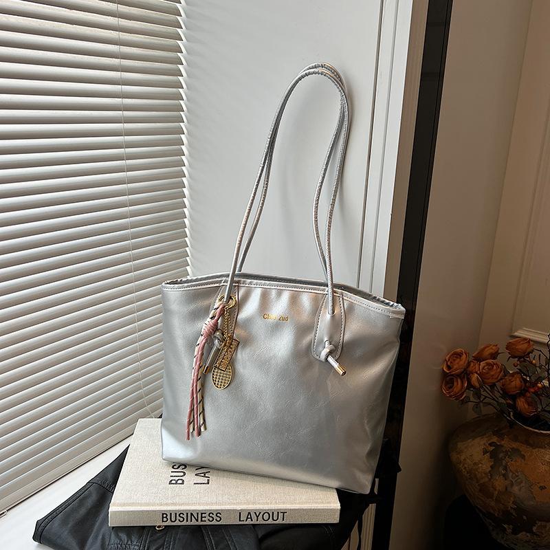 Commuter tote bag women s 2025 autumn and winter new Korean version fashion underarm bag retro casual large-capacity women s bag Without pendant срібний
Commuter tote bag women s 2025 autumn and winter new Korean version fashion underarm bag retro casual large-capacity women s bag Without pendant срібний