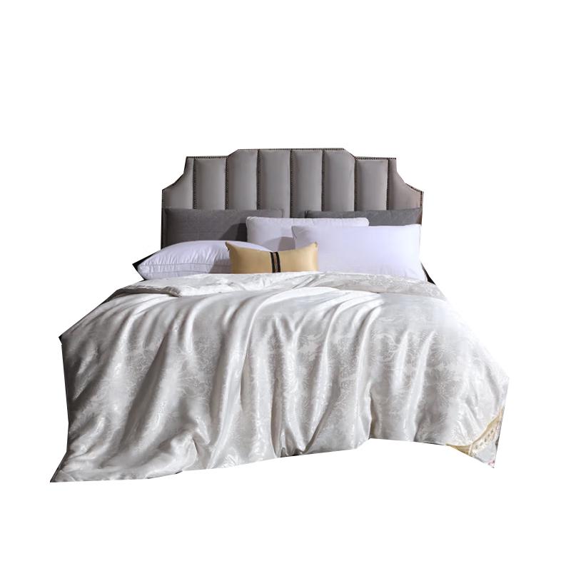 Woodpecker Jacquard Mulberry Silk Quilt
Woodpecker Jacquard Mulberry Silk Quilt