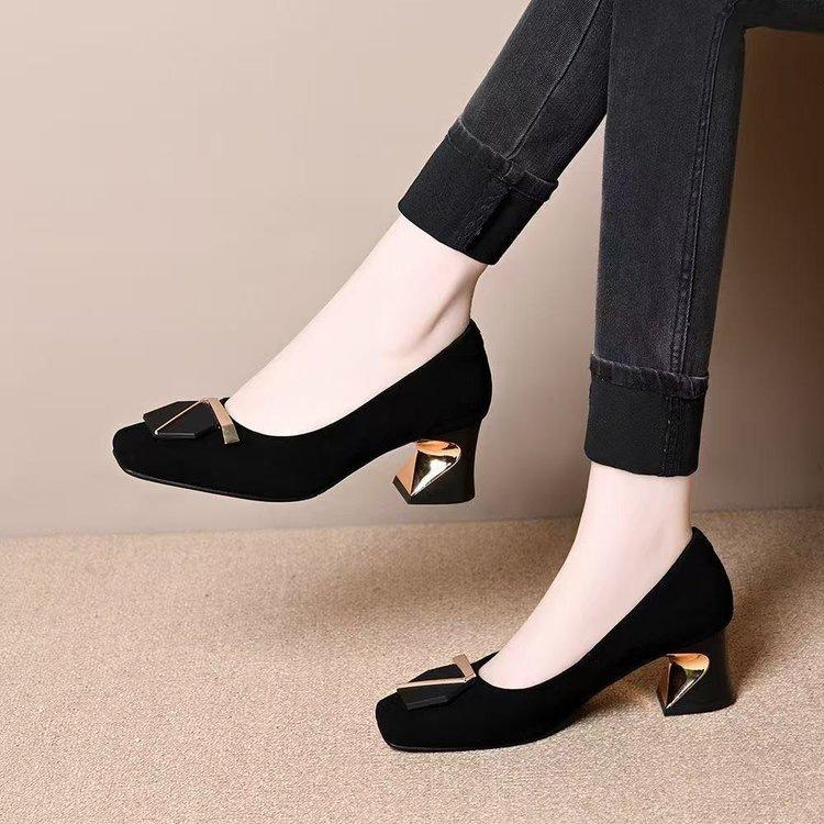Shallow single shoes autumn new French square head soft leather high heels Shallow temperament comfortable leather shoes 35 чёрный
Shallow single shoes autumn new French square head soft leather high heels Shallow temperament comfortable leather shoes 35 чёрный