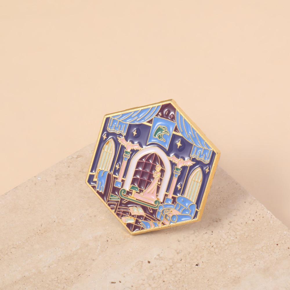 Популярная брошь-значок «Школа магии» с геометрическим узором
Популярная брошь-значок «Школа магии» с геометрическим узором