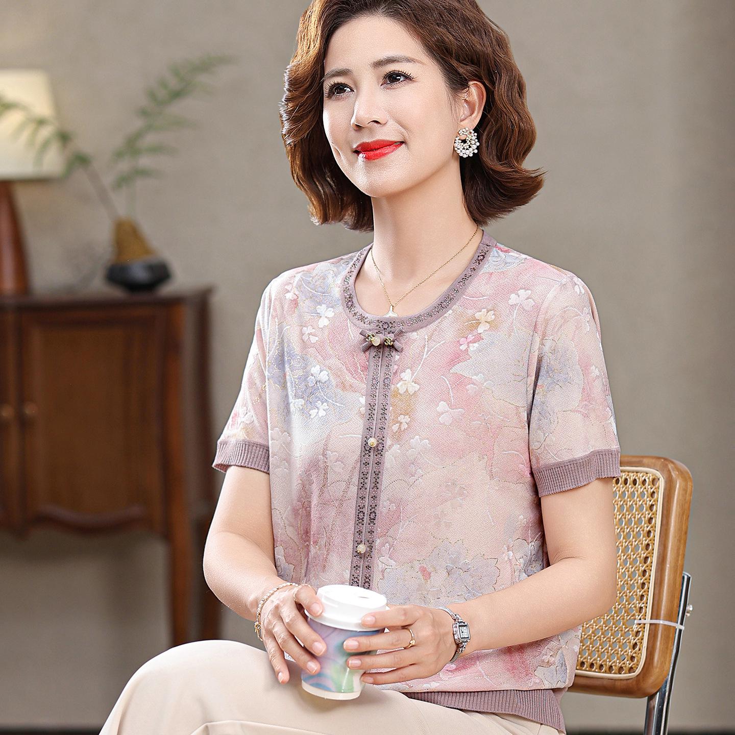 Elegant Summer Knit T-shirt for Middle-aged & Elderly Women - Round Neck, Printed with Hot-fix Rhinestones, Loose Fit, Plus Size 3XL (135-145 lbs) рожевий
Elegant Summer Knit T-shirt for Middle-aged & Elderly Women - Round Neck, Printed with Hot-fix Rhinestones, Loose Fit, Plus Size 3XL (135-145 lbs) рожевий