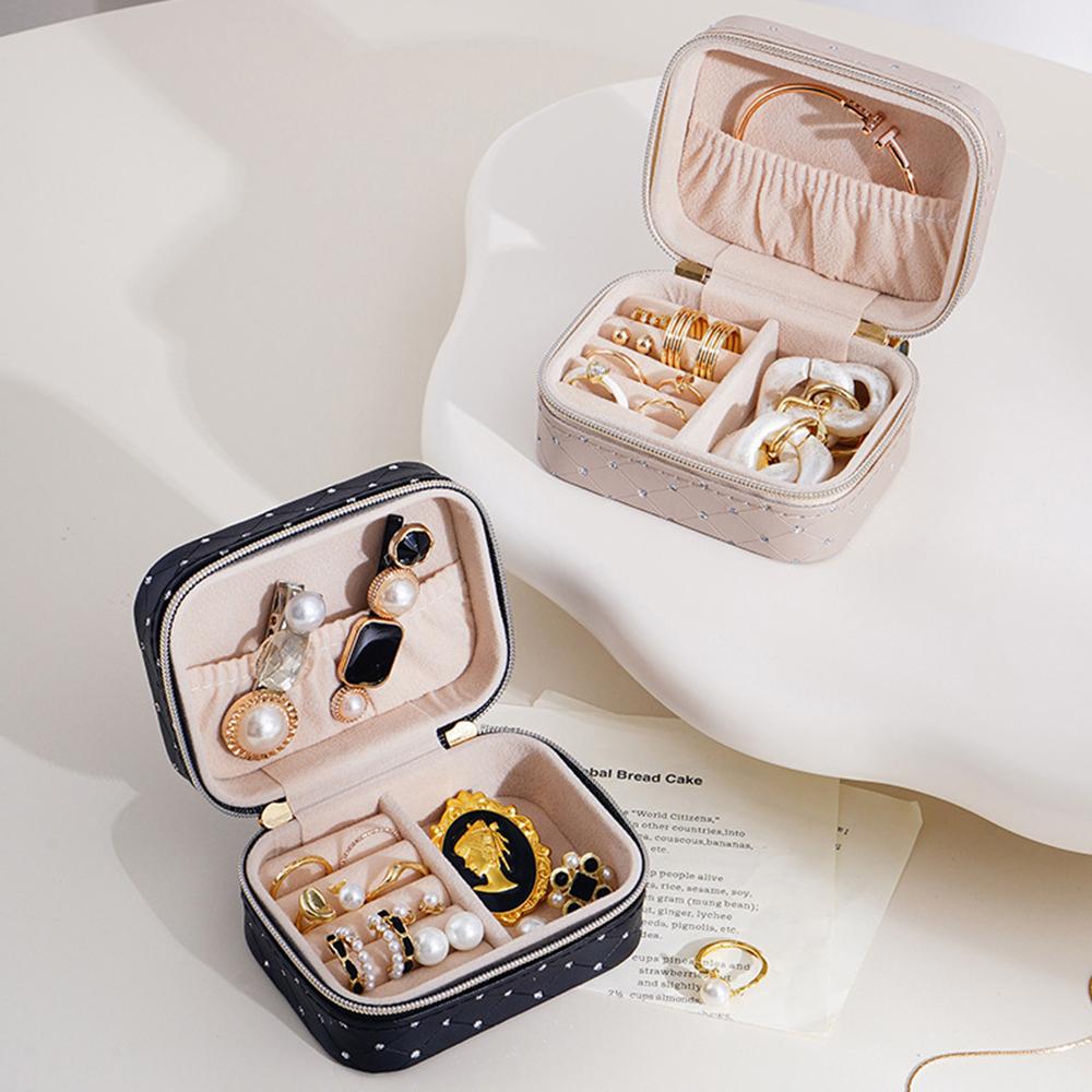 New Mini Portable Jewelry Box For Travel Necklace Earring Ring Storage High-Grade Pu Leather Women Jewelry Organizer Case Joyero чёрный
New Mini Portable Jewelry Box For Travel Necklace Earring Ring Storage High-Grade Pu Leather Women Jewelry Organizer Case Joyero чёрный