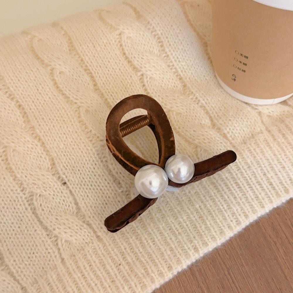 Korean Xiaoxiangfeng pearl grab clip autumn and winter flocking back head disc hair shark clip simple hairpin hair accessories tide
Korean Xiaoxiangfeng pearl grab clip autumn and winter flocking back head disc hair shark clip simple hairpin hair accessories tide