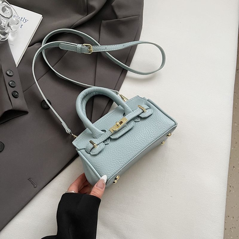 Маленькая сумка в западном стиле с высоким чувством женственности, новая универсальная модная сумка-мессенджер 2025 года, летняя суперпопулярная портативная платиновая сумка Blue small size without pendant
Маленькая сумка в западном стиле с высоким чувством женственности, новая универсальная модная сумка-мессенджер 2025 года, летняя суперпопулярная портативная платиновая сумка Blue small size without pendant