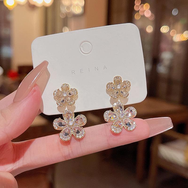 Изысканные серьги-цветы из циркония из серебра 925 пробы — элегантный, высококачественный двусторонний дизайн для женщин E5573 золотой
Изысканные серьги-цветы из циркония из серебра 925 пробы — элегантный, высококачественный двусторонний дизайн для женщин E5573 золотой