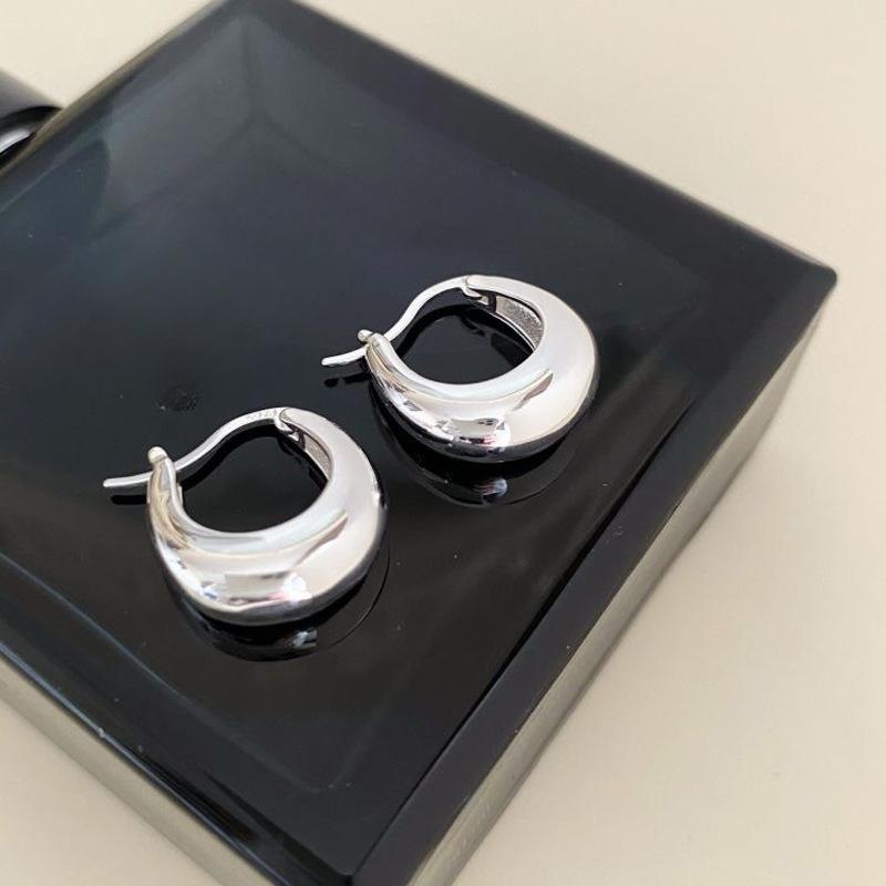 New Full-body Crescent Moon Basic Versatile Earrings Women s Simple Earrings Personalized Temperament Ear Buckle Jewelry
New Full-body Crescent Moon Basic Versatile Earrings Women s Simple Earrings Personalized Temperament Ear Buckle Jewelry