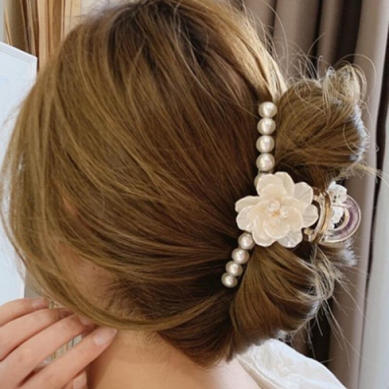 Dazzling flower hair clip
Dazzling flower hair clip